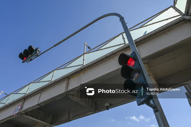 На оживленном перекрестке Баку установлены девять новых светофорных опор