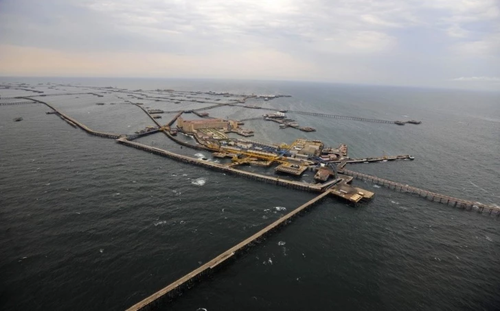 На «Нефтяных Камнях» кран упал в море