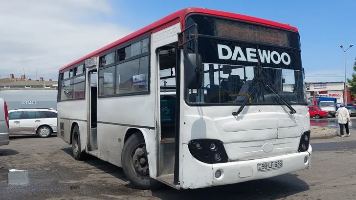 В Баку пассажиры жалуются на старые автобусы и сбои в движении транспорта