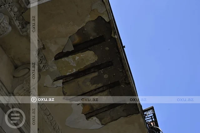 Media.az - Новости Азербайджана - В центре Баку с балкона старого дома обрушилась штукатурка