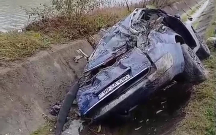 В Гусаре автомобиль упал в канал, есть пострадавшие