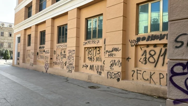 В Баку арестован юноша, разрисовавший стены Киноцентра «Низами»