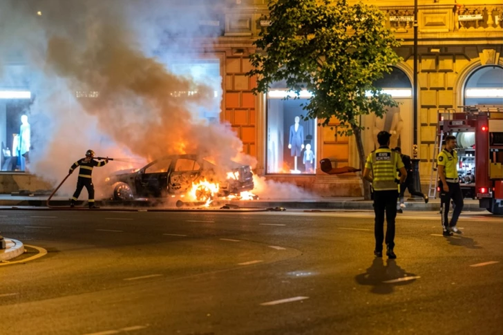 В Баку сгорел легковой автомобиль