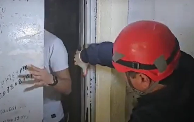 В Баку спасатели МЧС вызволили из лифта застрявших жителей