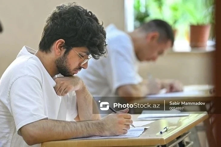 Абитуриенты сдали тестовый экзамен по азербайджанскому языку