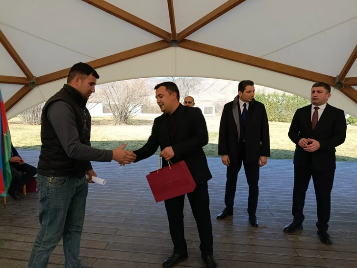 Media.az - Новости Азербайджана - В ходжалинское село Ханабад прибыла первая группа переселенцев, им вручены ключи от домов