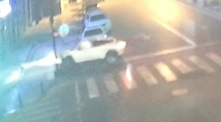 Пьяный водитель снес светофор и получил 2 месяца ареста в Баку