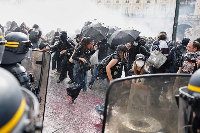 Во Франции впервые применили щиты с пульсирующими световыми полосами против демонстрантов