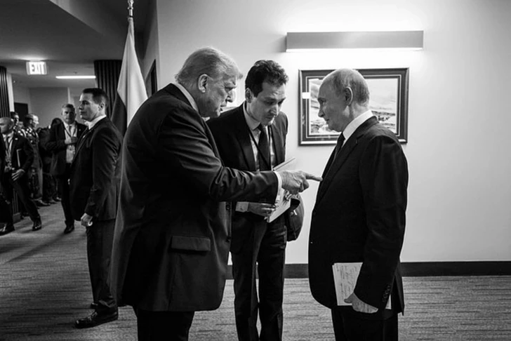 Случайный кадр: фотограф Белого дома запечатлел рукописные заметки Путина