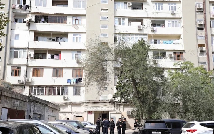 В Баку пожилая женщина зарезала сына