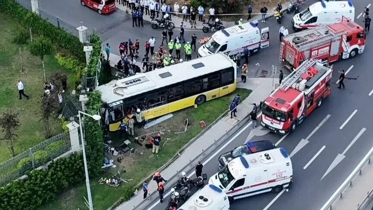 В Стамбуле автобус попал в ДТП, есть погибший и пострадавшие