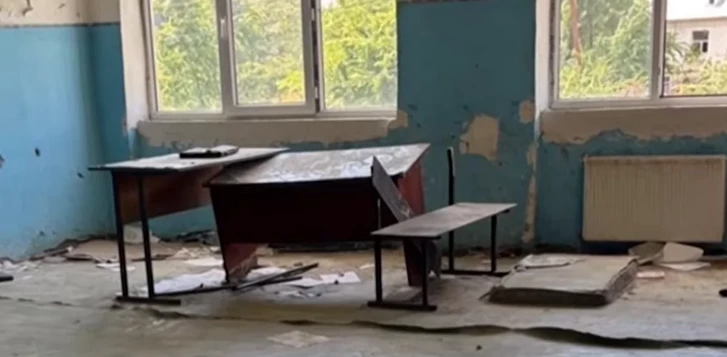 Как в некоторых индийских школах: в Лянкяране пожаловались на состояние школы