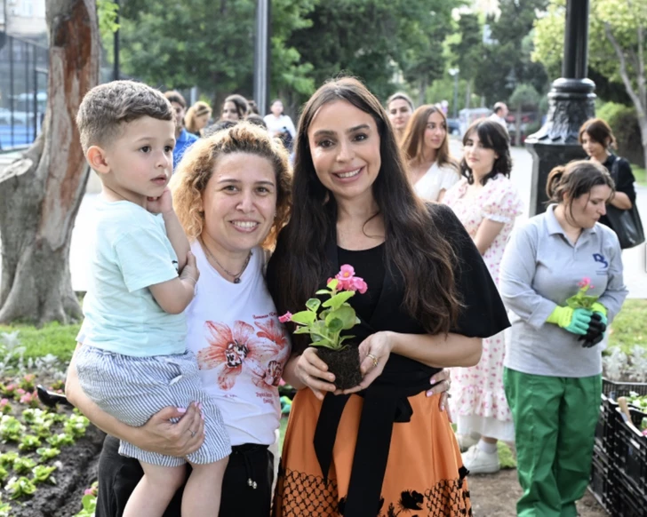 Media.az - Новости Азербайджана - Лейла Алиева и Арзу Алиева приняли участие в акции по посадке сезонных цветов на бакинском бульваре