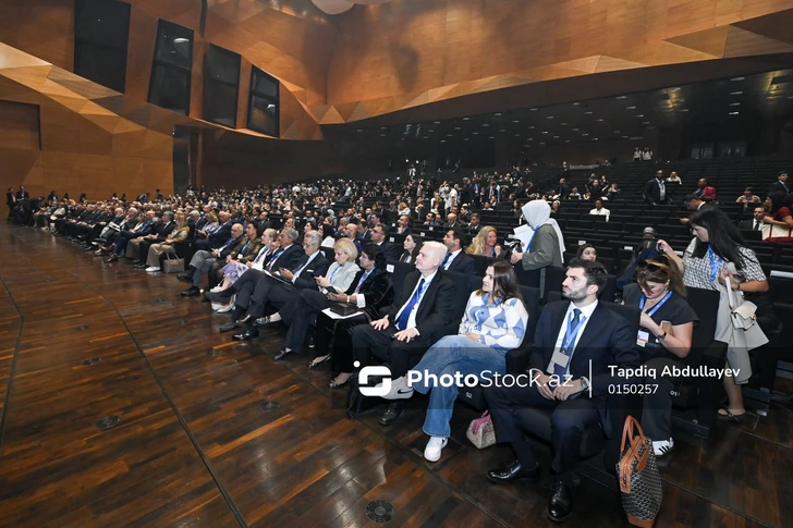 В Баку проходит официальная церемония открытия IV Климатической недели