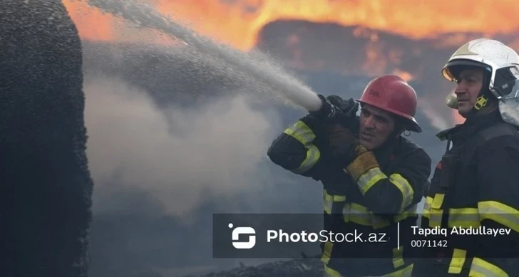 В столице Азербайджана загорелась автомастерская: огонь уничтожил два бокса