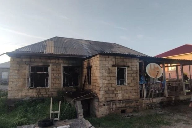 В Бабекском районе пьяный мужчина поджег свой дом и скончался от отравления дымом