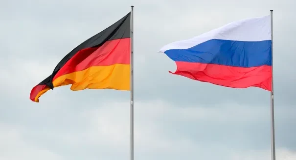 Германия решила выслать 150 российских дипломатов и членов их семей