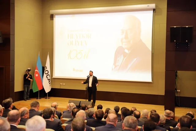 В SOCAR отметили 103-ю годовщину со дня рождения Гейдара Алиева