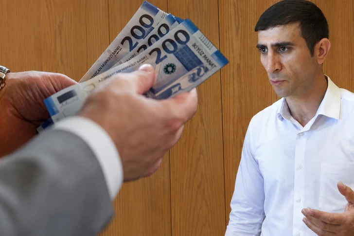 Восемь лет без договора: уволенный в Азербайджане работник выступил с громким заявлением