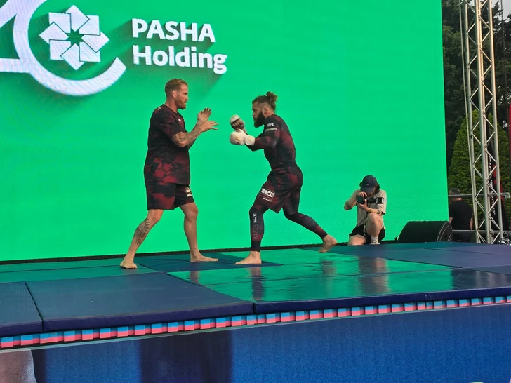 Звезды UFC провели открытую тренировку на Бакинском бульваре