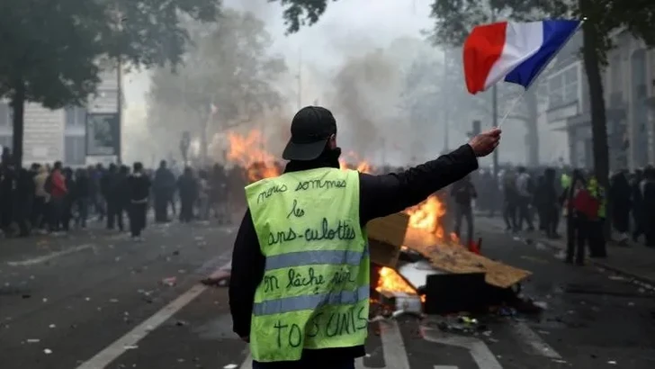 Во Франции ожидаются новые протесты: на улицы выведут 70 тысяч полицейских