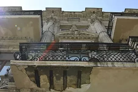 В центре Баку с балкона старого дома обрушилась штукатурка