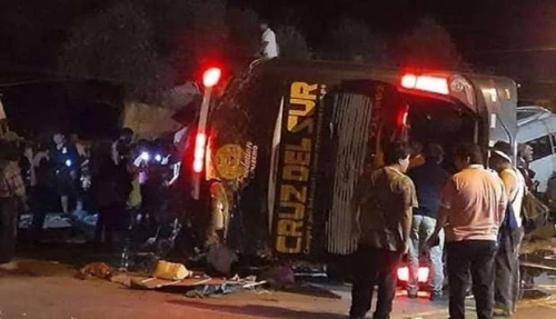 В Перу пассажирский микроавтобус сорвался в ущелье, более 10 погибших