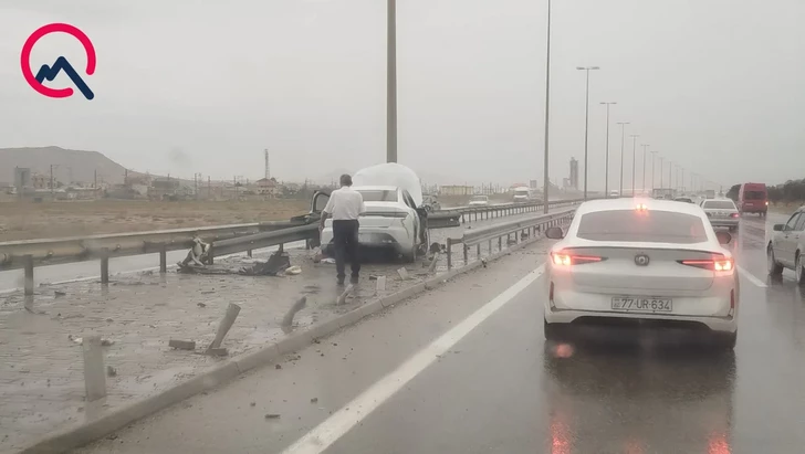 Media.az - Новости Азербайджана - На трассе Баку - Газах автомобиль BYD врезался в ограждение и фонарный столб