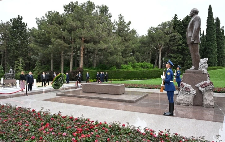 Президент Болгарии посетил могилу великого лидера и Аллею шехидов