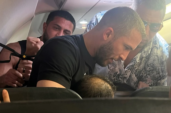 Экс-боец UFC усмирил дебошира на борту самолета над США