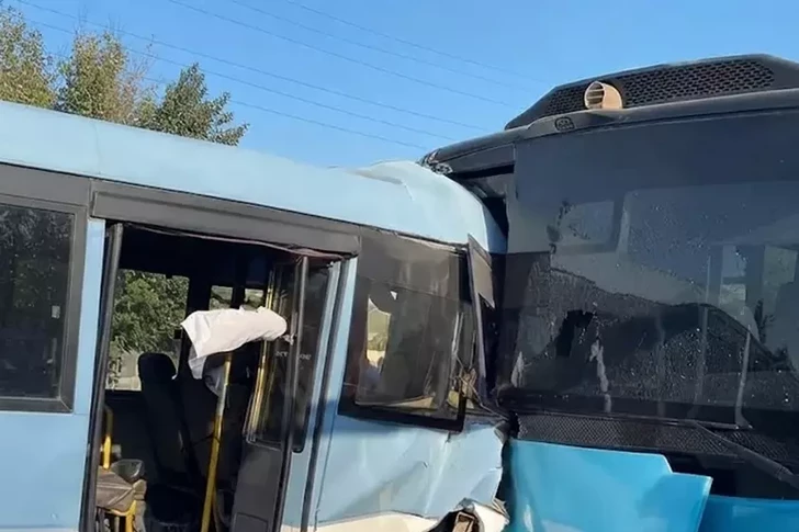 TƏBİB: Трое пострадавших при столкновении автобусов в Баку остаются в больнице
