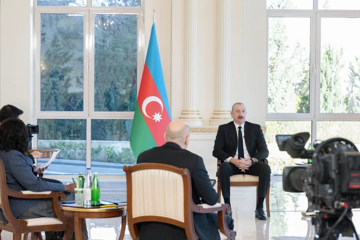 Президент Азербайджана Ильхам Алиев дал интервью местным телеканалам