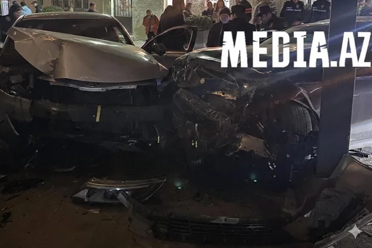 Серьёзное ДТП в центре Баку: Mercedes и Kia столкнулись на перекрёстке
