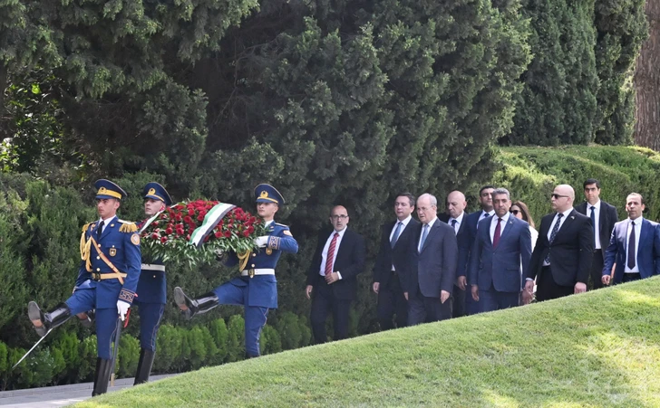 Премьер-министр Палестины почтил память Гейдара Алиева на Аллее почетного захоронения