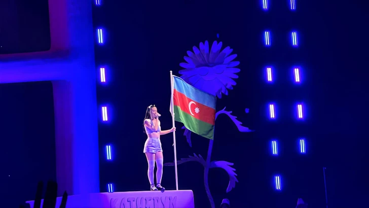Кэти Перри восхитилась Баку и вышла на сцену с флагом Азербайджана