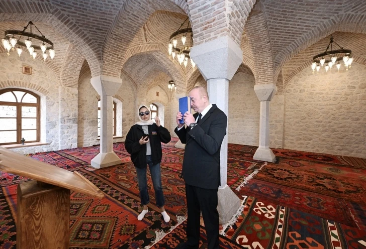 Президент и первая леди приняли участие в открытии после реставрации мечети Мамайы в Шуше