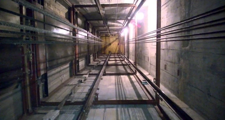 Стали известны некоторые подробности в связи с падением лифта в бакинской многоэтажке
