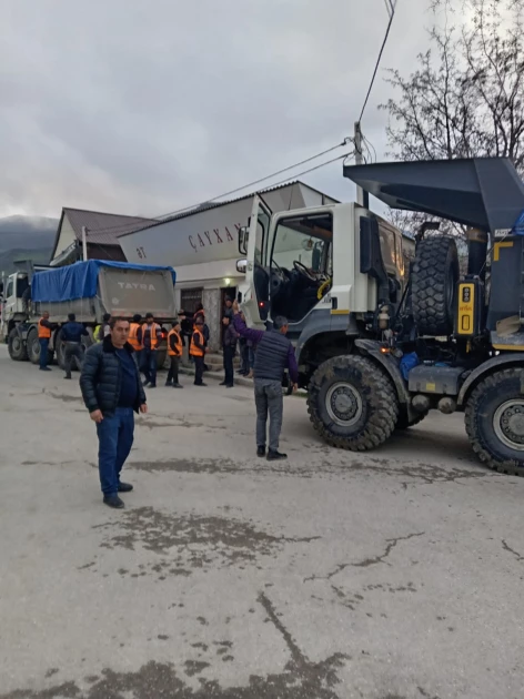 Media.az - Новости Азербайджана - Более 12 тонн продовольствия доставлено в отрезанный оползнем поселок Губинского района