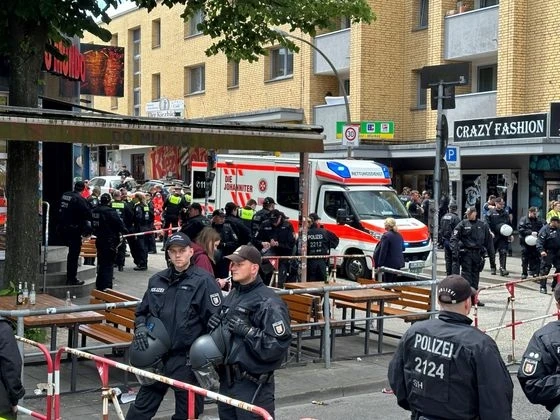 Мужчина с киркой напал на людей перед матчем чемпионата Европы в Гамбурге