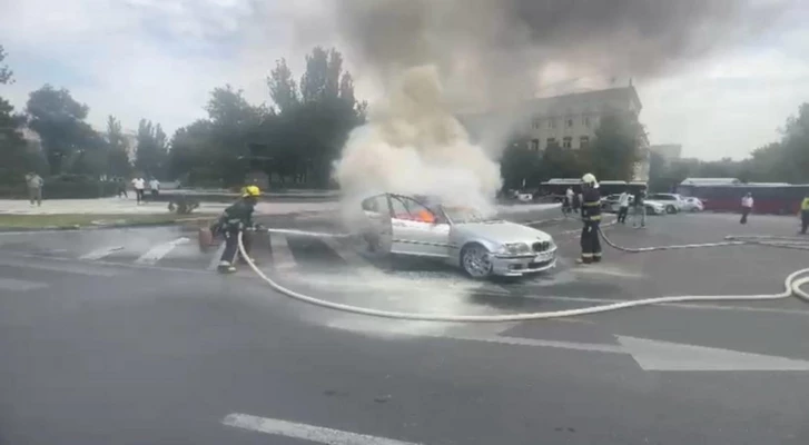 В столице загорелся легковой автомобиль