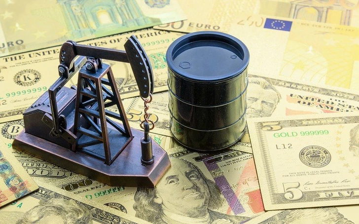 Нефтяные котировки снижаются на фоне прогресса в ирано-оманских переговорах по Ормузскому проливу