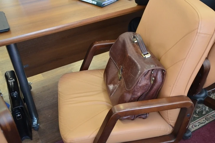 Кресло за 111 000 манатов: экс-чиновник стал жертвой обмана в погоне за должностью