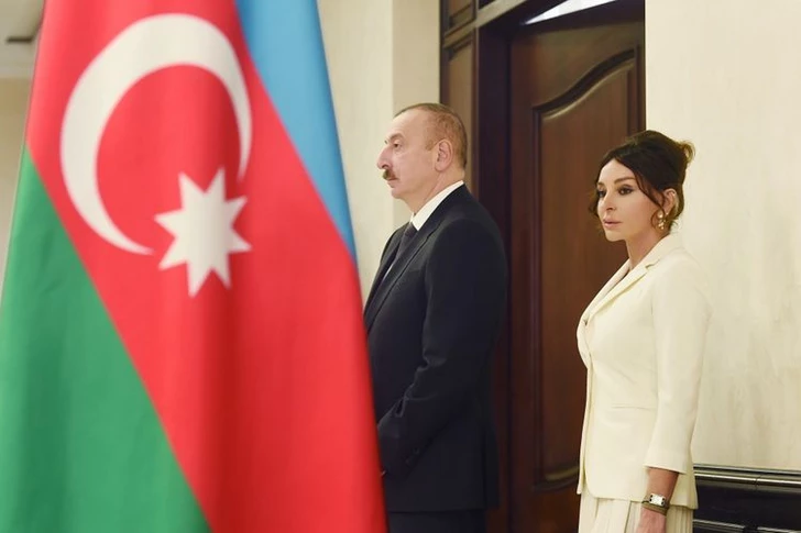 Президенты и первые леди Азербайджана и Узбекистана ознакомились с мавзолеем Исмаила Самани в Бухаре