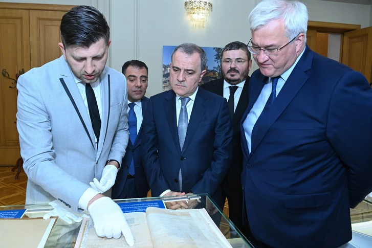 В МИД Украины Джейхуну Байрамову показали документы о дипломатической миссии АДР