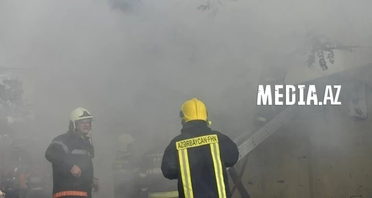 В Баку из-за пожара в 2-этажном здании эвакуировали жителей