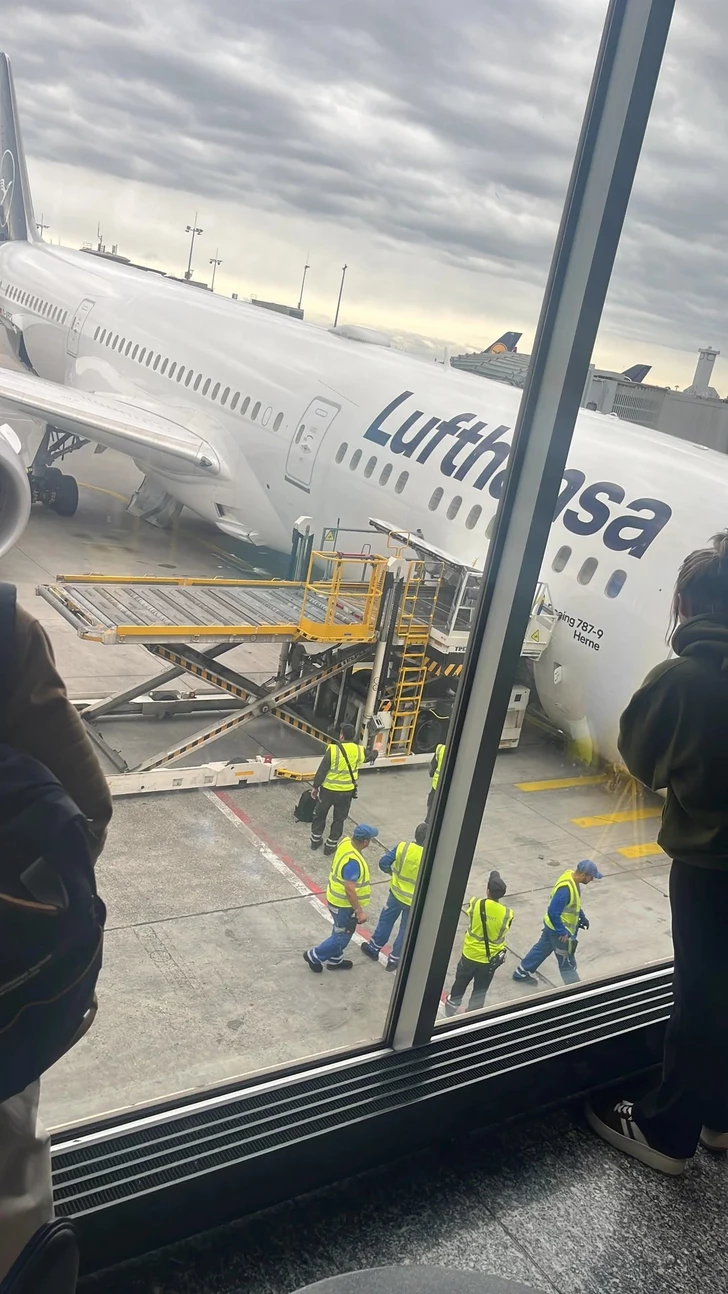 Media.az - Новости Азербайджана - В Германии самолет компании Lufthansa совершил жесткую посадку, есть пострадавшие