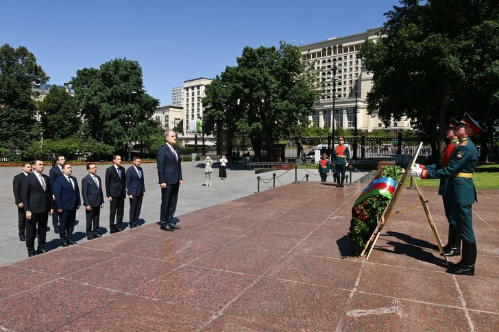 Делегация во главе с Джейхуном Байрамовым возложила венок к Могиле Неизвестного Солдата в Москве