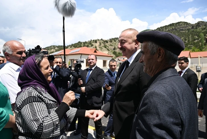 Ильхам Алиев встретился с жителями, переселившимися в село Сус Лачынского района