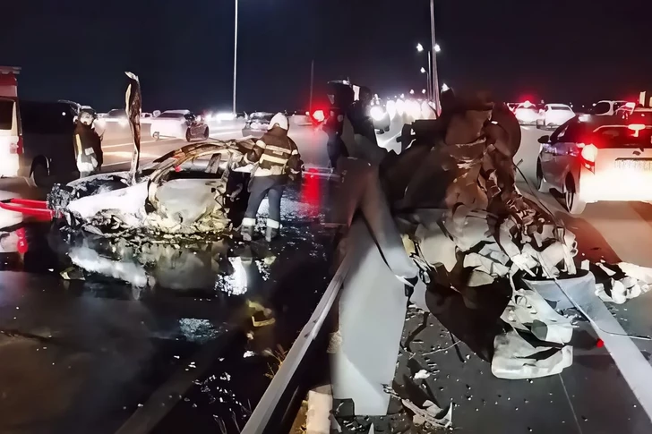 Media.az - Новости Азербайджана - Страшная авария в Баку: BMW разорвало на две части после столкновения с бетонной плитой