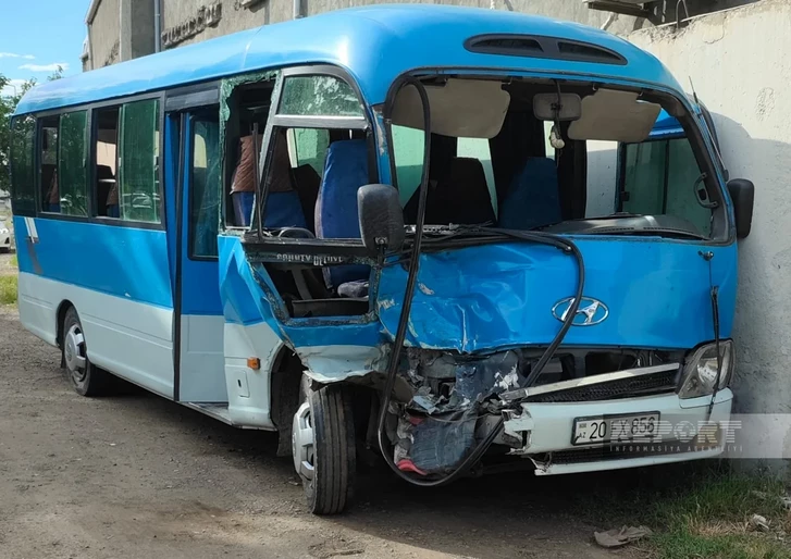 В Гяндже при столкновении внедорожника с автобусом пострадали четыре человека